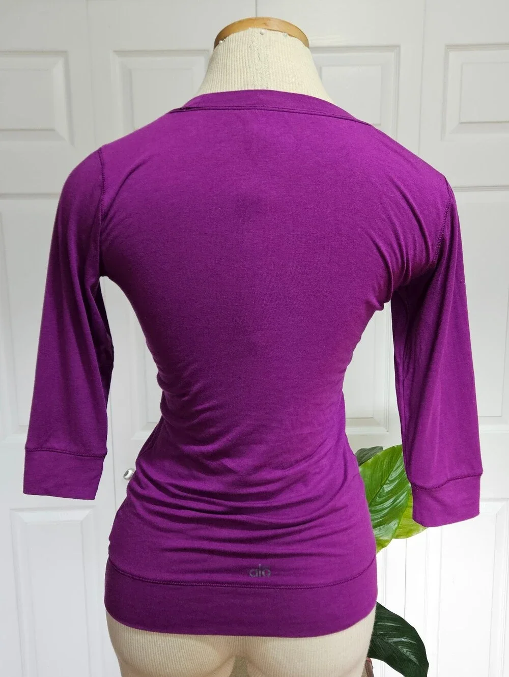 ALO Yoga Cool Fit 3/4 Sleeve Scoop Neck Activewear Shirt XS.